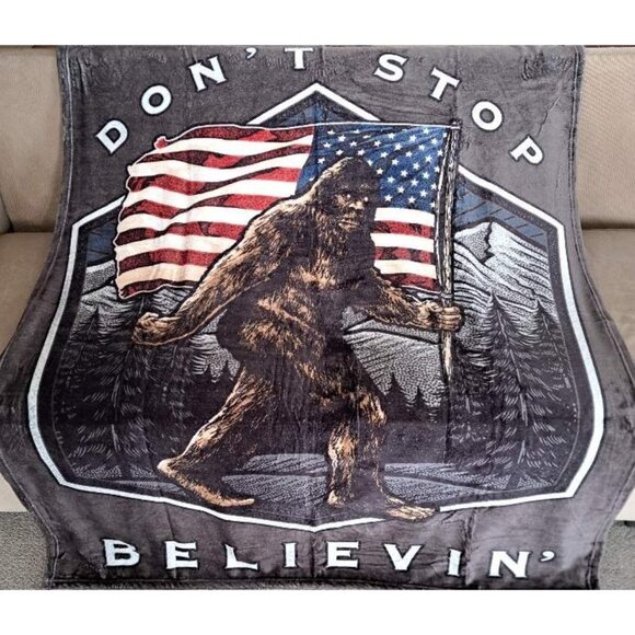 Sasquatch Big Foot New US American Flag Throw Gift Blanket Believe Plush Throw - Picture 2 of 5